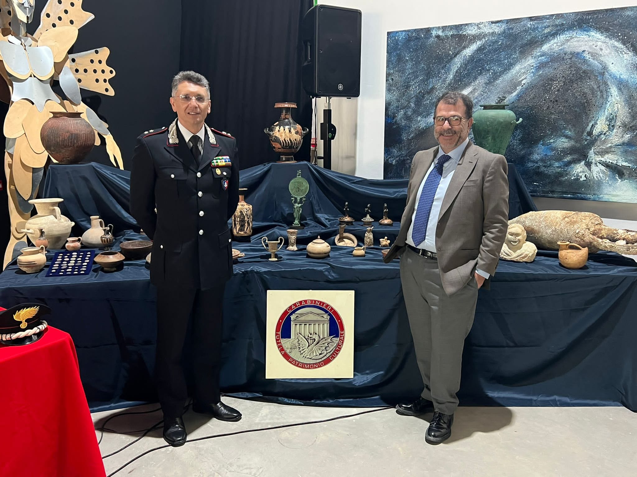 crotone_carabinieri_restituzione-reperti-archeologici_ten-giacomo-geloso_direttore-filippo-demma_foto-drm-calabria