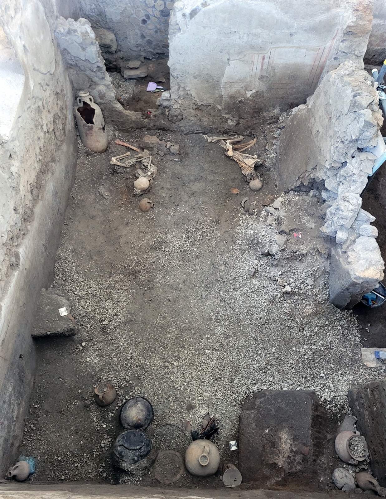 pompei_insula-casti-amanti_ritrovamento-due-scheletri_ambiente-scavato_foto-parco-archeologico-pompei