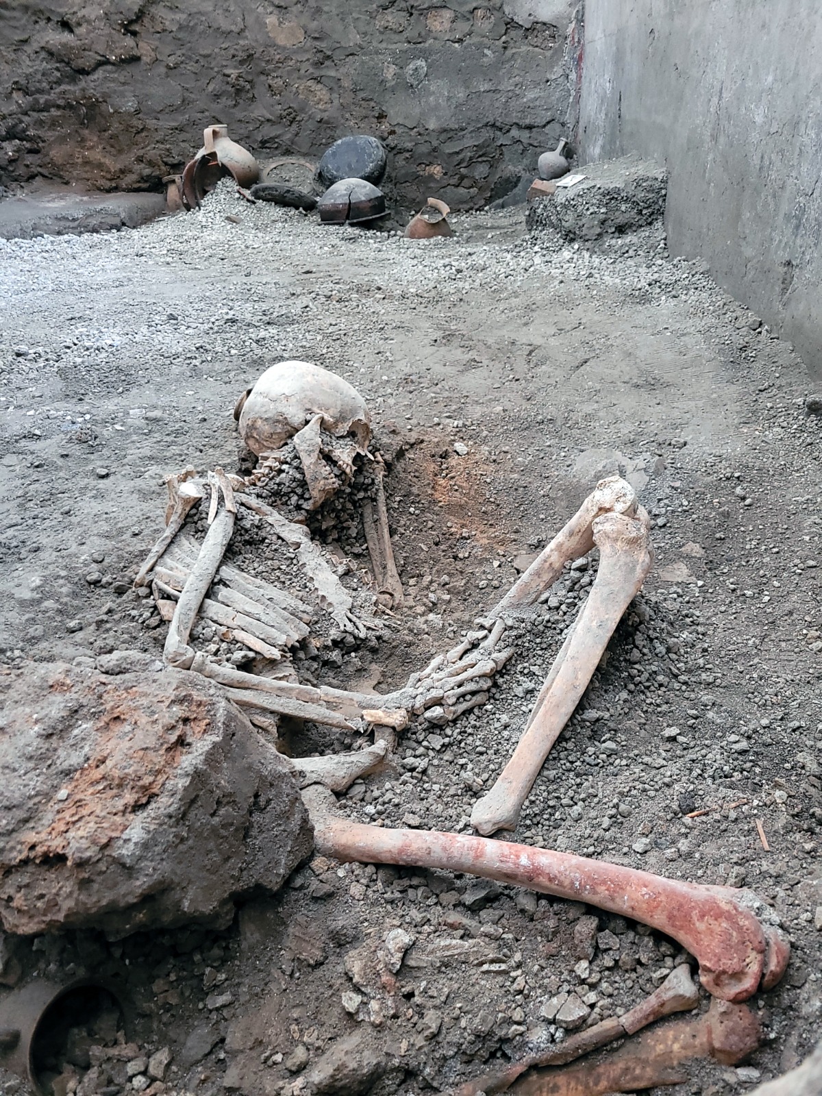 pompei_insula-casti-amanti_ritrovamento-due-scheletri_scheletro-A_foto-parco-archeologico-pompei