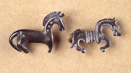 roma-eur_muciv_alto-medioevo_fibule-a-forma-di-animali_da-necropoli-di-castel-trosino_foto-muciv