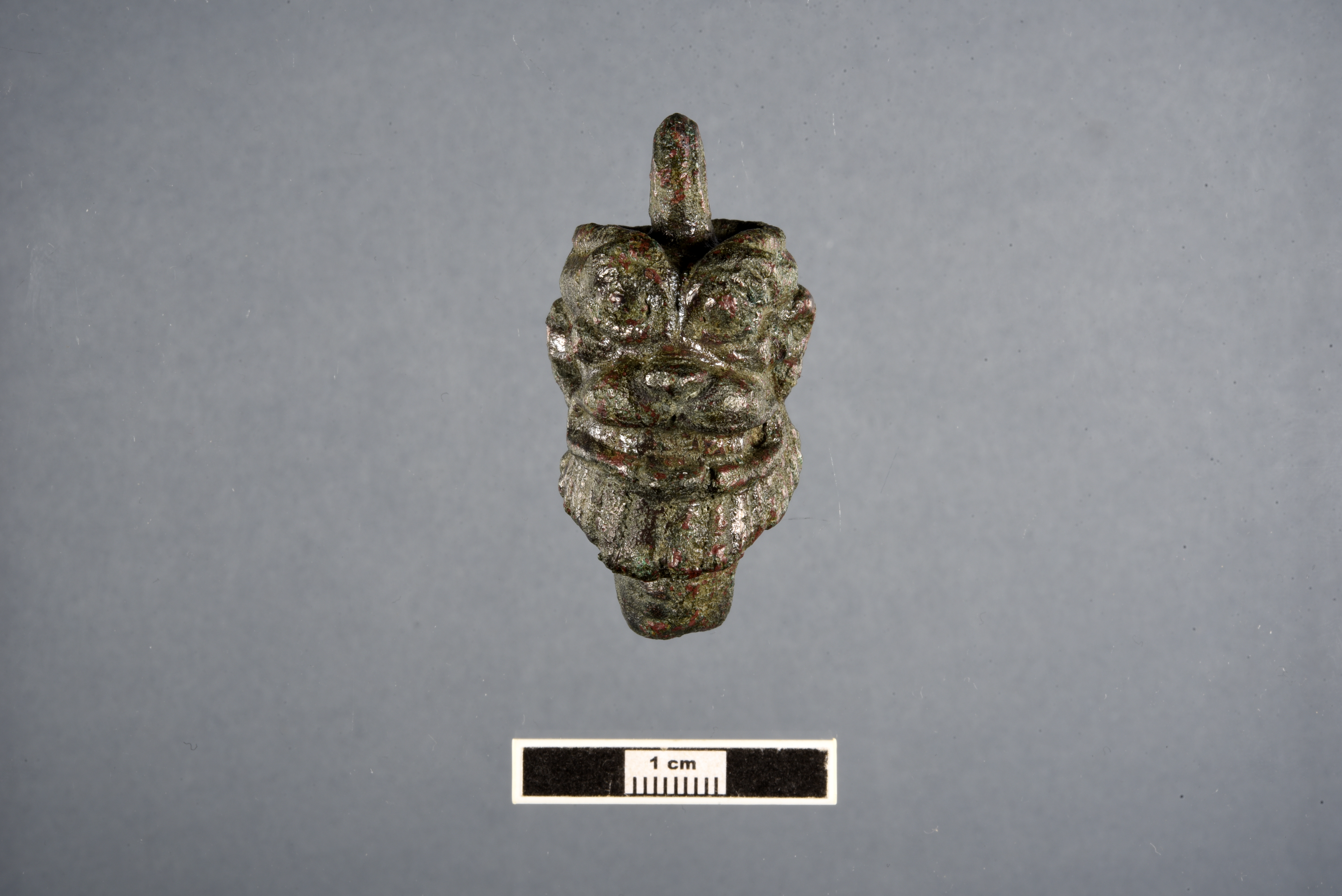 bologna_medievale_mostra-gli-assiri-all-ombra-delle-due-torri_amuleto-con-testa-pazuzu_foto-musei-bologna