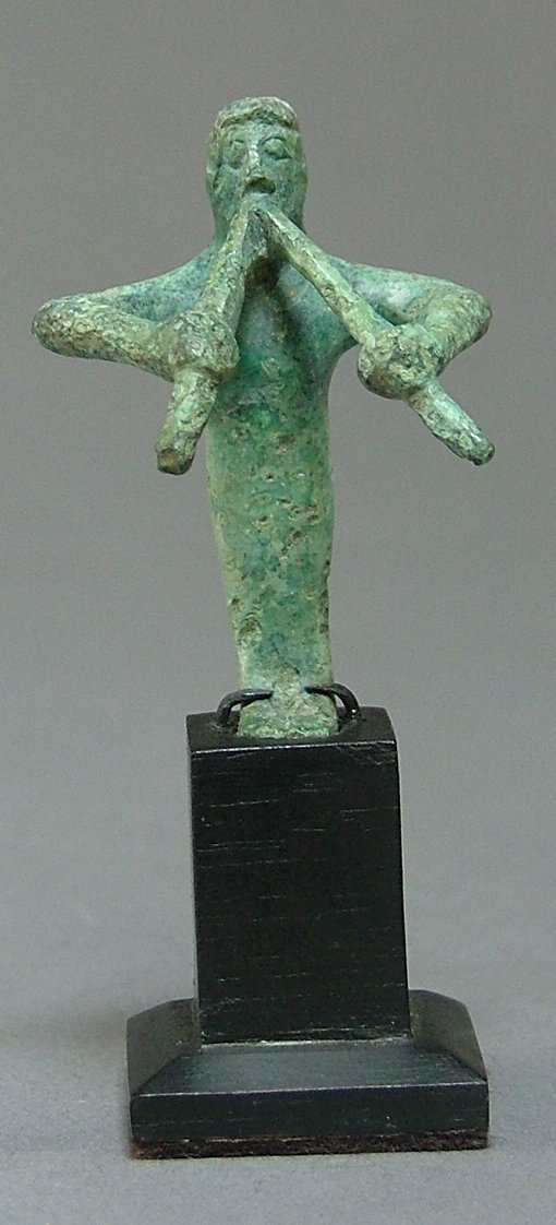 ministero_carabinieri_recuperati-750-reperti_auleta-etrusco-in-bronzo_foto-tpc-mic