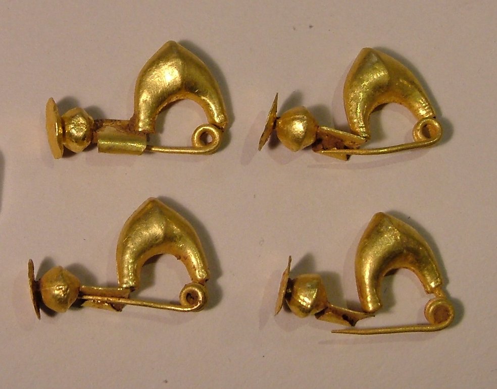 ministero_carabinieri_recuperati-750-reperti_fibule-in-lamina-d-oro_foto-tpc-mic