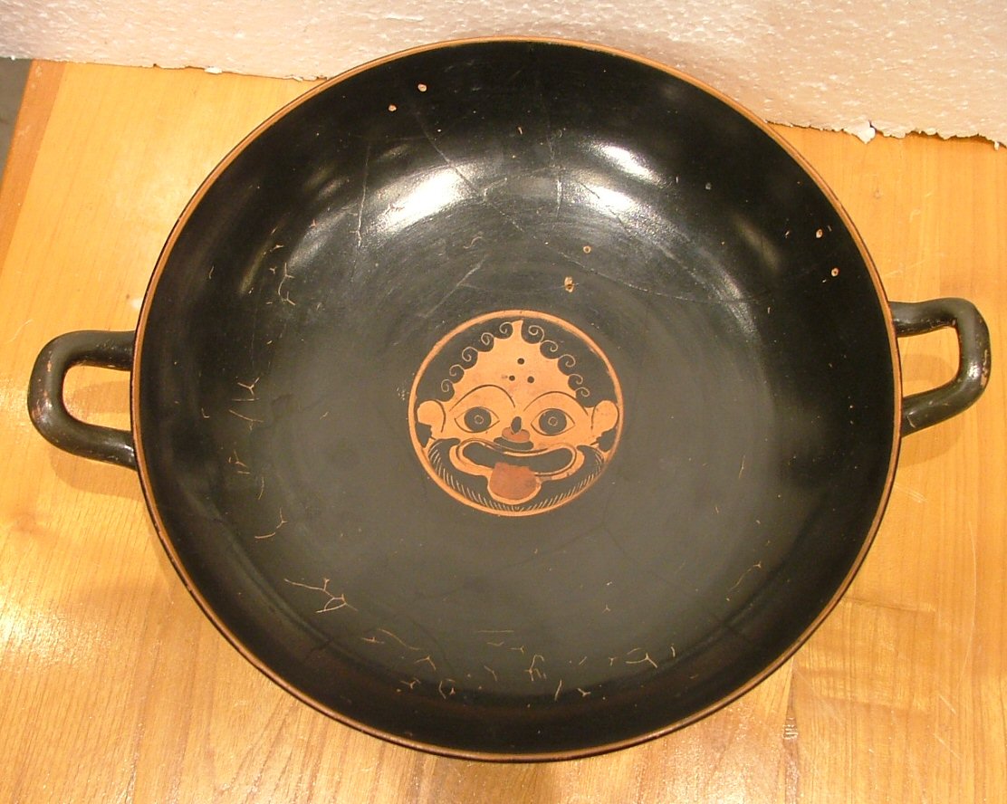 ministero_carabinieri_recuperati-750-reperti_kylix-attica-con-gorgoneion_foto-tpc-mic