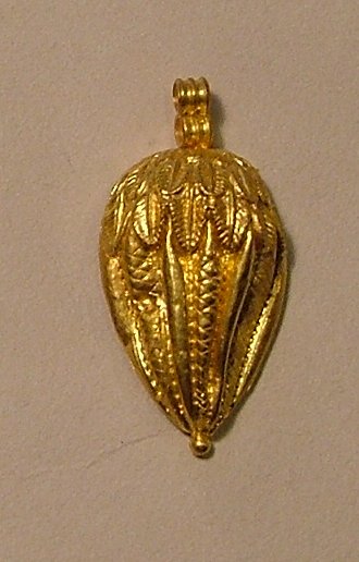 ministero_carabinieri_recuperati-750-reperti_pendaglio-in-oro-a-forma-di-ghianda_foto-tpc-mic