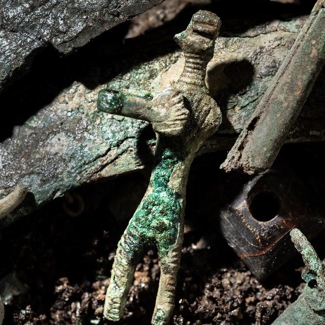 roma_museo-nazionale-romano_mostra-la-fanciulla-nata-con-roma_pendente-antropomorfo-in-bronzo_foto-mnr