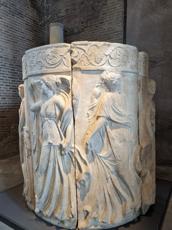 roma_terme-di-diocleziano_mostra-l-istante-e-l-eternità_monumento-funerario-con-danzatrici_foto-graziano-tavan
