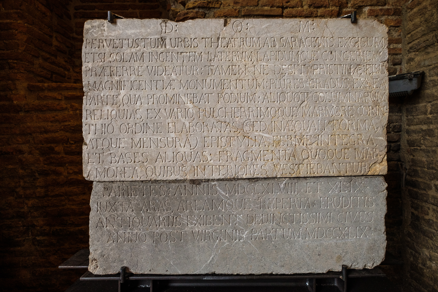 taormina_teatro-antico_iscrizione-commemorativa-degli-scavi_foto-alessandro-licciardello