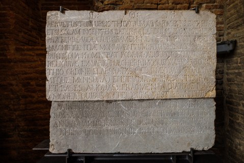 taormina_teatro-antico_iscrizione-commemorativa-degli-scavi_foto-alessandro-licciardello