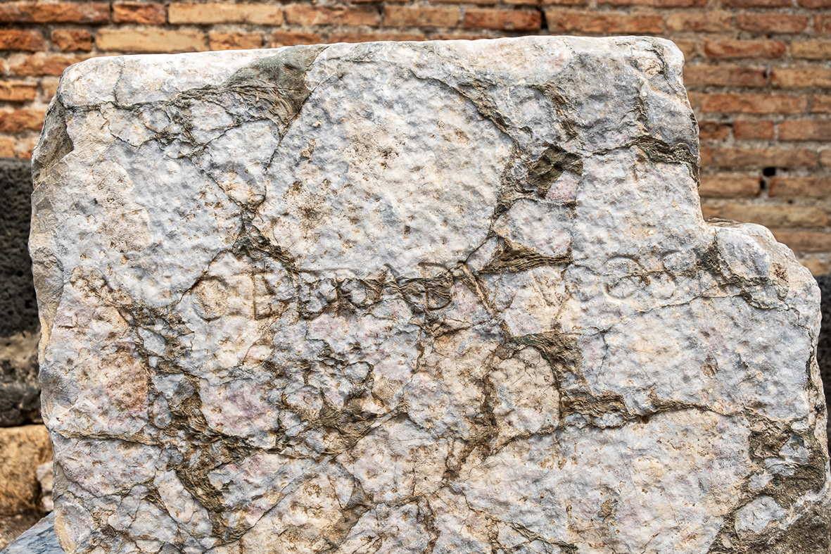 taormina_teatro.antico_Blocco-di-cava-con-iscrizioni_lato-B_foto-alessandro-licciardello