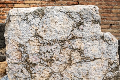 taormina_teatro.antico_Blocco-di-cava-con-iscrizioni_lato-B_foto-alessandro-licciardello