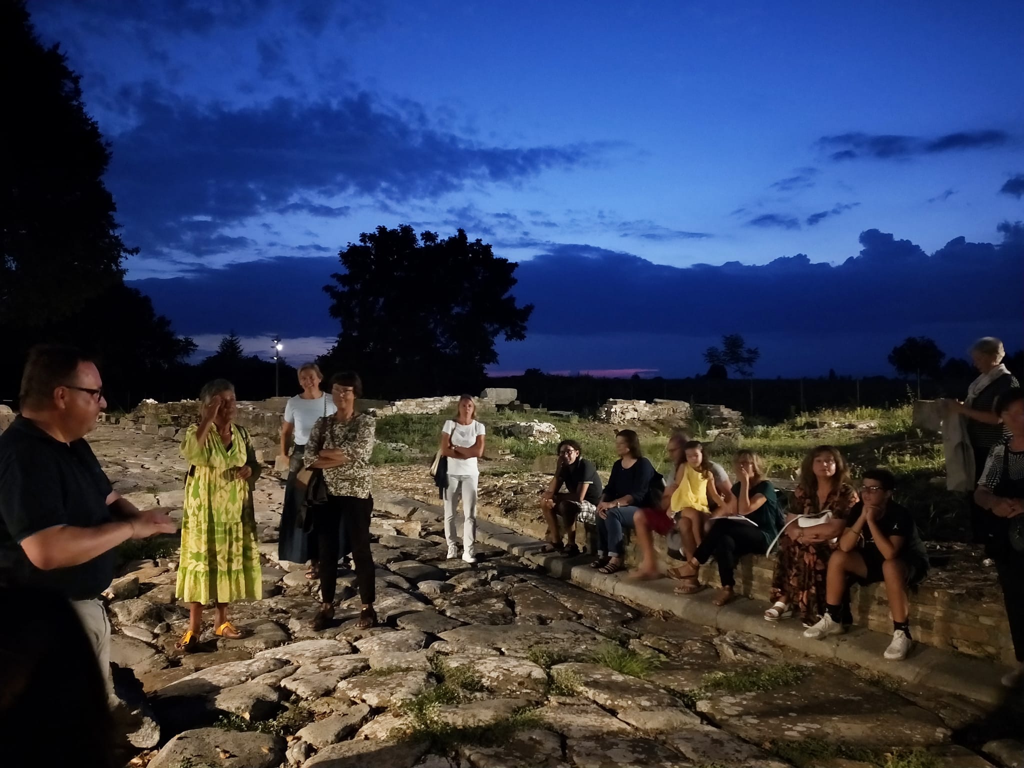 aquileia_decumano_passeggiata col direttore_foto-fondazione-aquileia