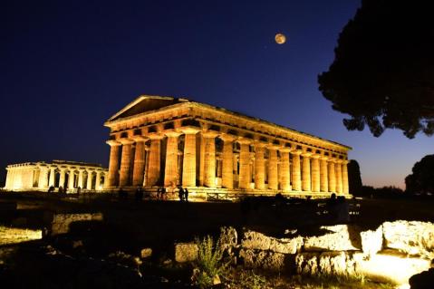 paestum_parco_Tempio-di-Nettuno_notturno_rassegna_foto-pa-paeve