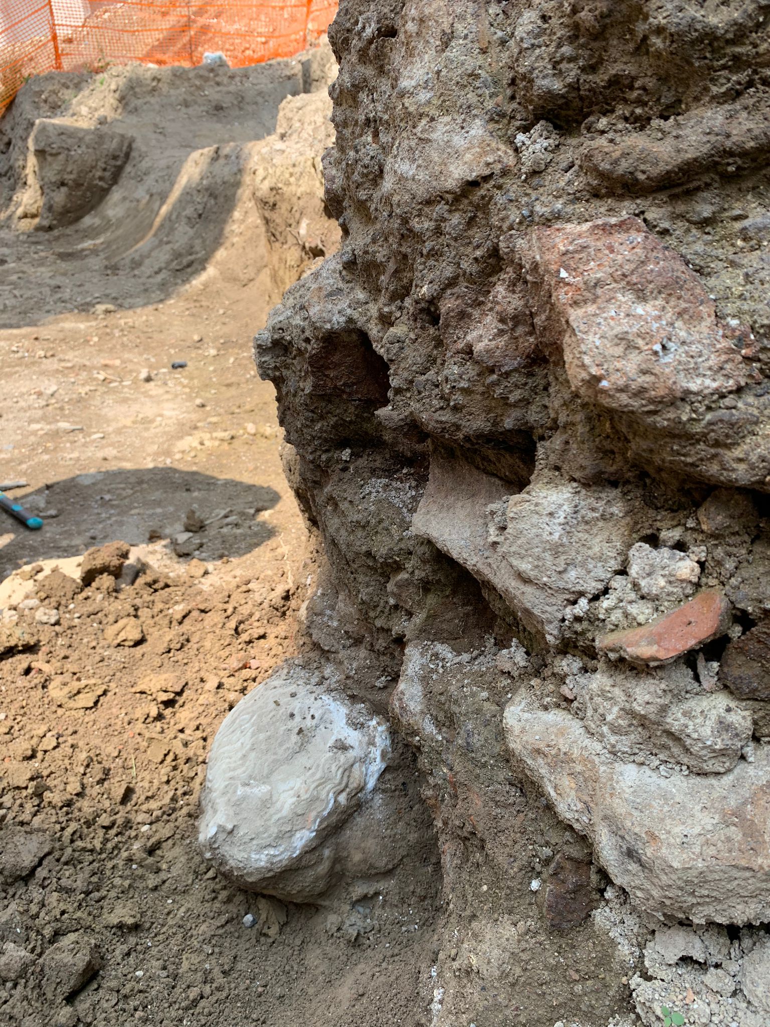 roma_piazza-augusto_scoperta-testa-in-marmo_muro-tardoantico_1_foto-sovrintendenza-capitolina