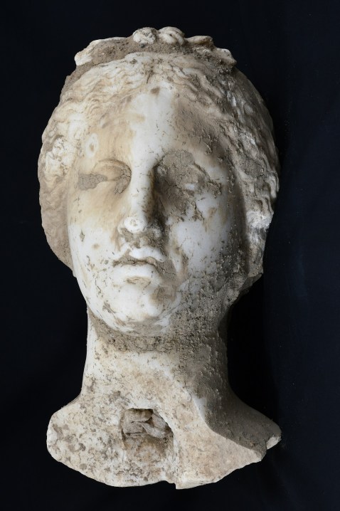 roma_piazza-augusto_scoperta-testa-in-marmo_ripulita_foto-sovrintendenza-capitolina