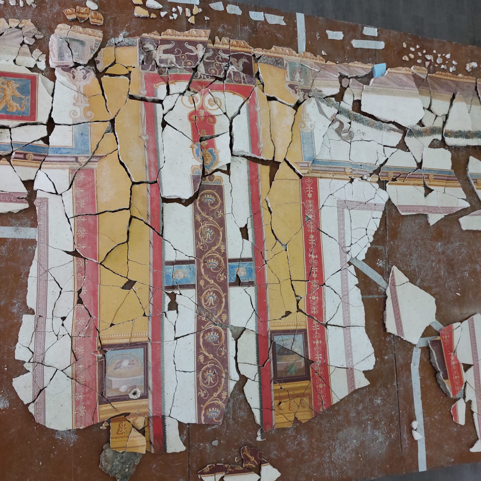 castellammare_villa-san-marco_Frammenti della decorazione del peristilio (portico colonnato) superiore_14_foto-parco-archeologico-pompei