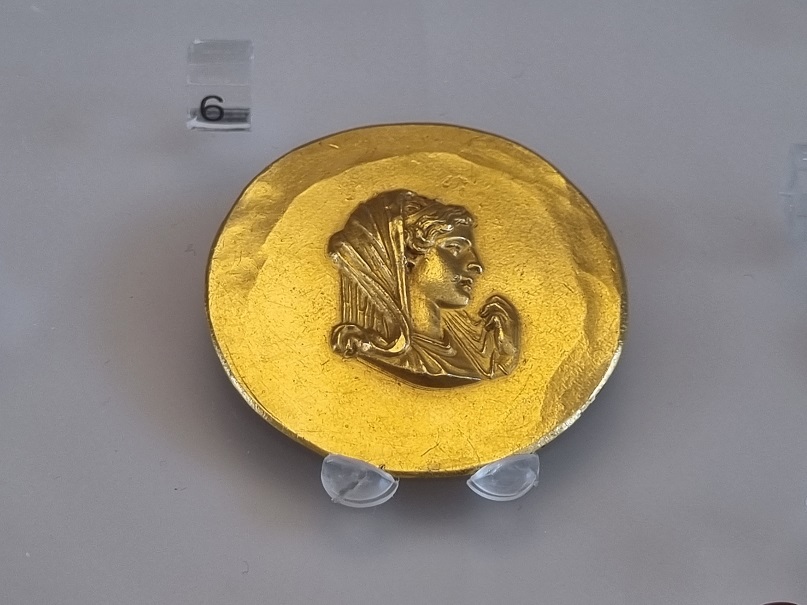 napoli_mann_mostra-alessandro-magno-e-l-oriente_medaglione-con-busto-olimpiade_foto-graziano-tavan