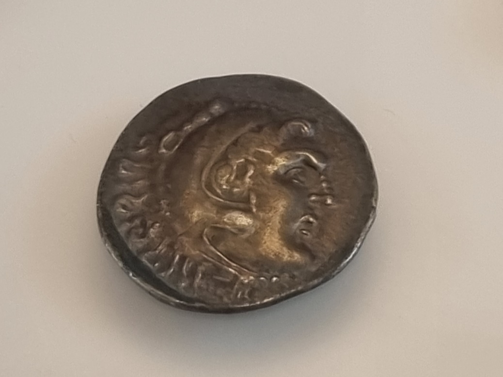 napoli_mann_mostra-alessandro-magno-e-l-oriente_tetradramma-filippo-II_foto-graziano-tavan