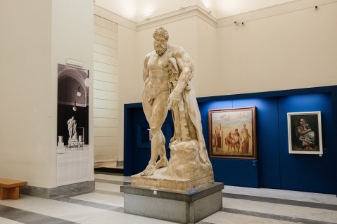 napoli_mann_picasso-e-l-antico_Ercole Farnese_ Pablo Picasso-Donna seduta_allestimento_foto-valentina-cosentino