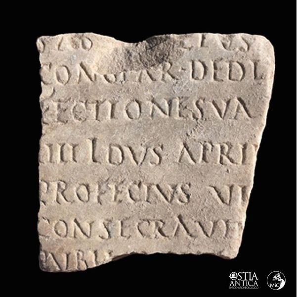 ostia-antica_parco_progetto-ostia-post-scriptum_scoperti-frammenti-fasti-ostienses_frammento_foto-mic