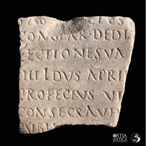 ostia-antica_parco_progetto-ostia-post-scriptum_scoperti-frammenti-fasti-ostienses_frammento_foto-mic