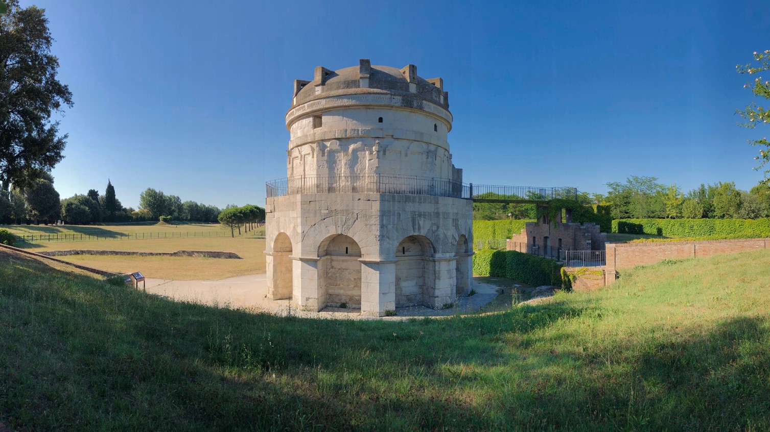 ravenna_mausoleo-re-teodorico_foto-drm-emilia-romagna
