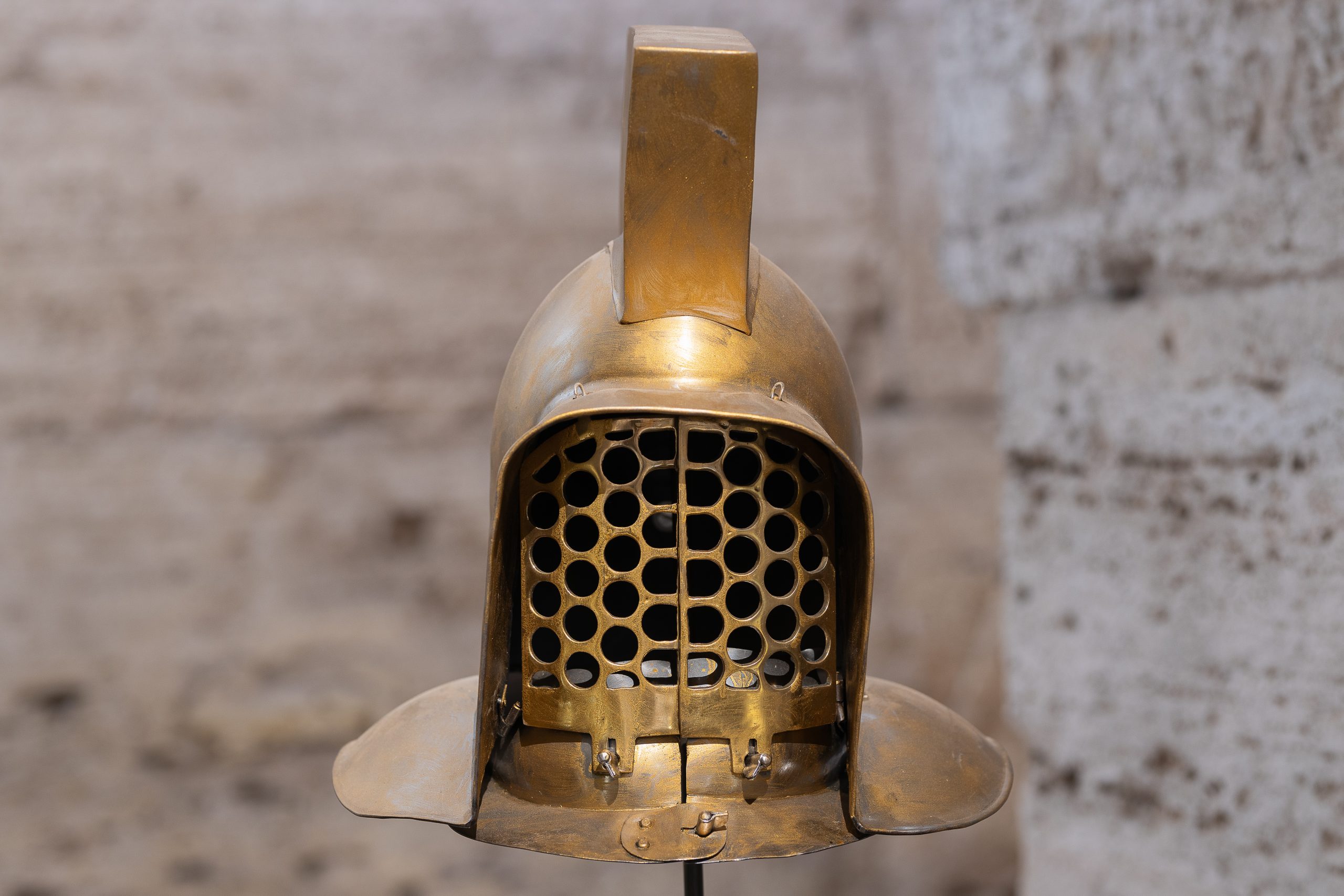 roma_colosseo_mostra-gladiatori-nell-arena_Elmo-di-gladiatore-Murmillo_copia-da-Antikensammlung-Berlino_foto-PArCo