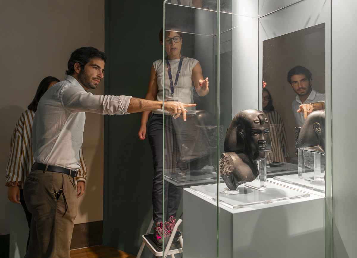 torino_egizio_laboratorio-studioso_statua-di-neshor_Maxence-Garde _foto-museo-egizio