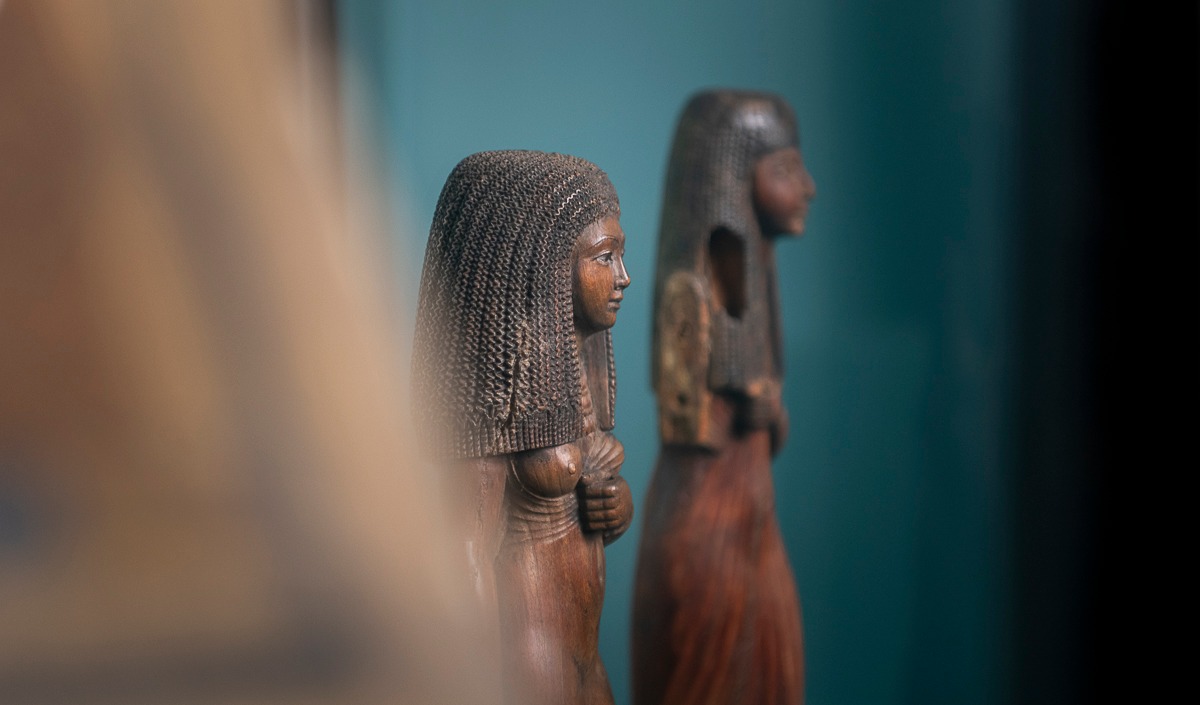 torino_egizio_laboratorio-studioso_statua-di-neshor_statuette-con-falsi_foto-museo-egizio