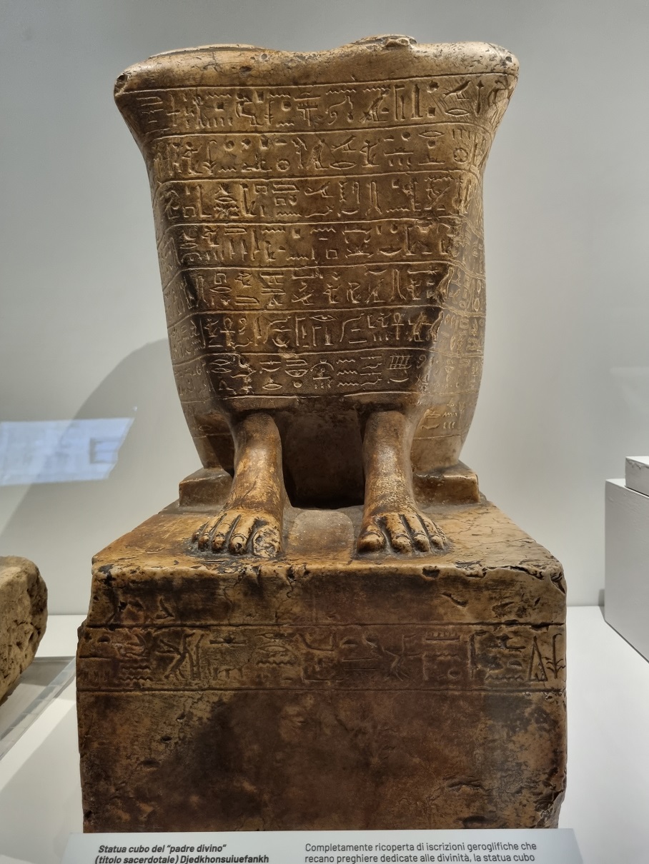 torino_egizio_mostra-il-dono-di-thot_statua-cubo- di-djedkhonsuluefankh_foto-graziano-tavan