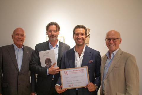 parigi_Inti-Ligabue-riceve-il-premio-Pierre-Moos-per-il-catalogo_Power-and-Prestige_foto-fondazione-ligabue