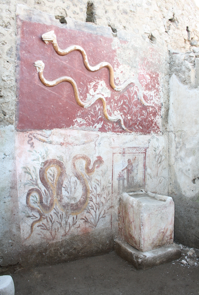 pompei_regio-IX_scoperte-iscrizioni-elettorali-e-larario_il-larario_foto-parco-archeologico-pompei