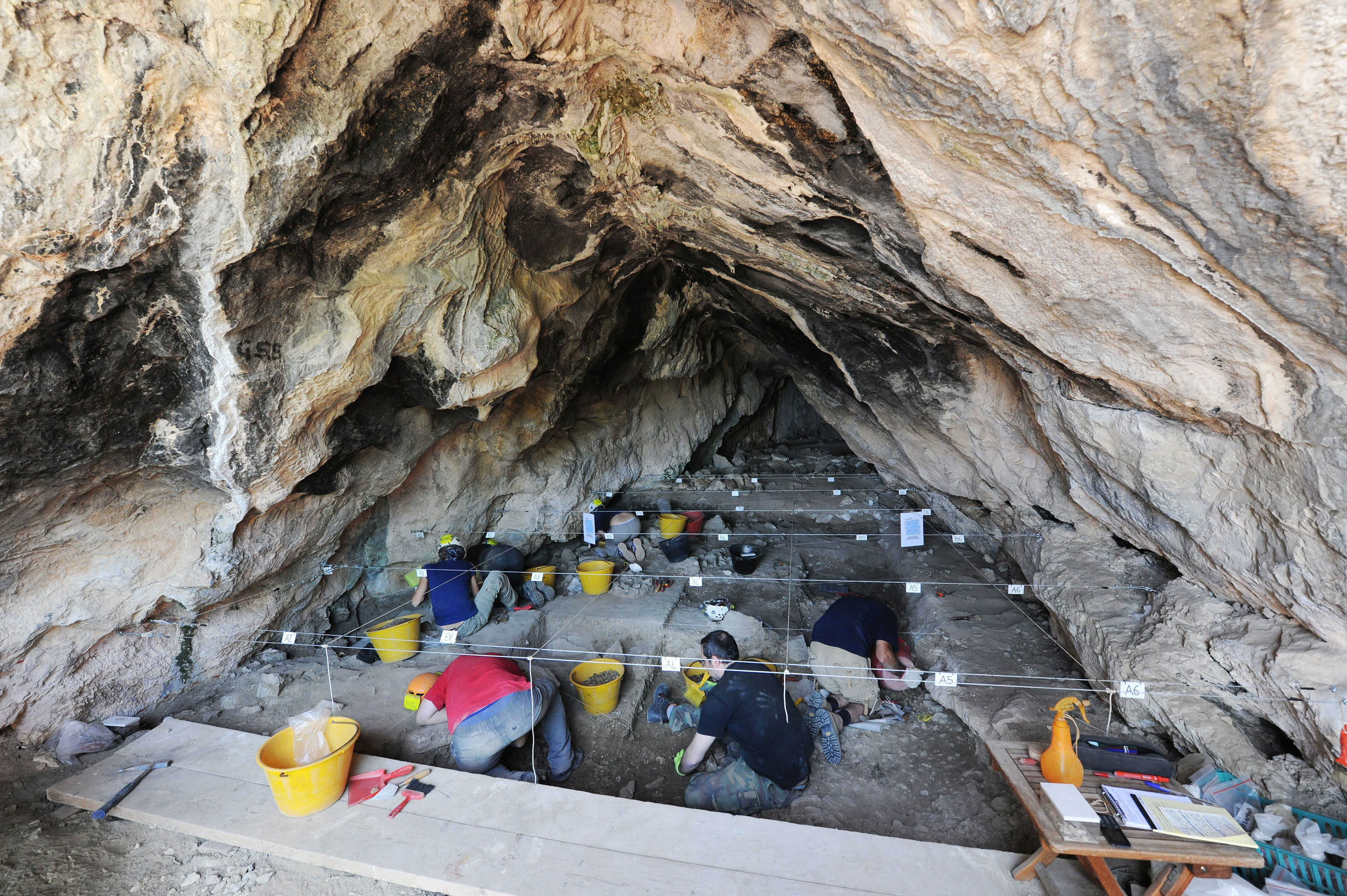 san-lorenzo-bellizzi_grotta-pietra-sant-angelo_scavi-antegrotta_foto-centro-enzo-dei-medici