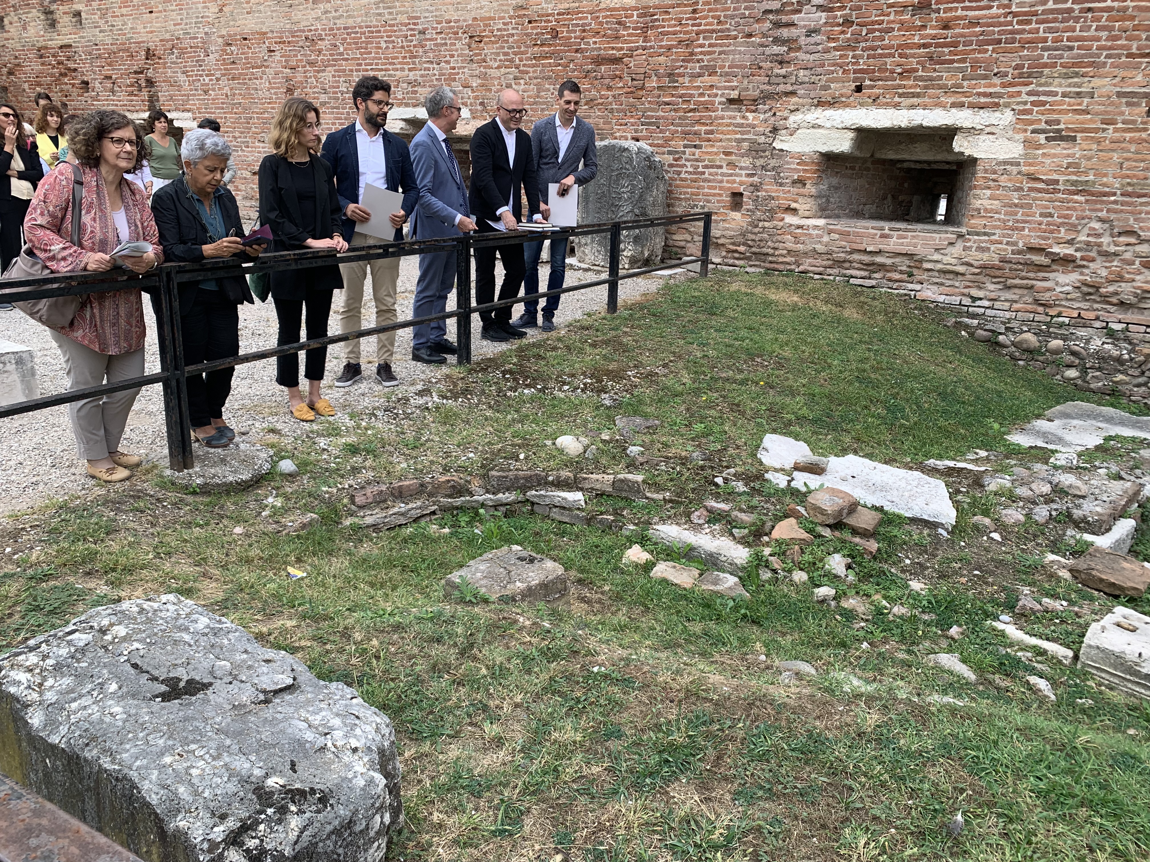 verona_castelvecchio_scavi-archeologici-nel-cortile_autorità-allo-scavo_foto-comune-vr