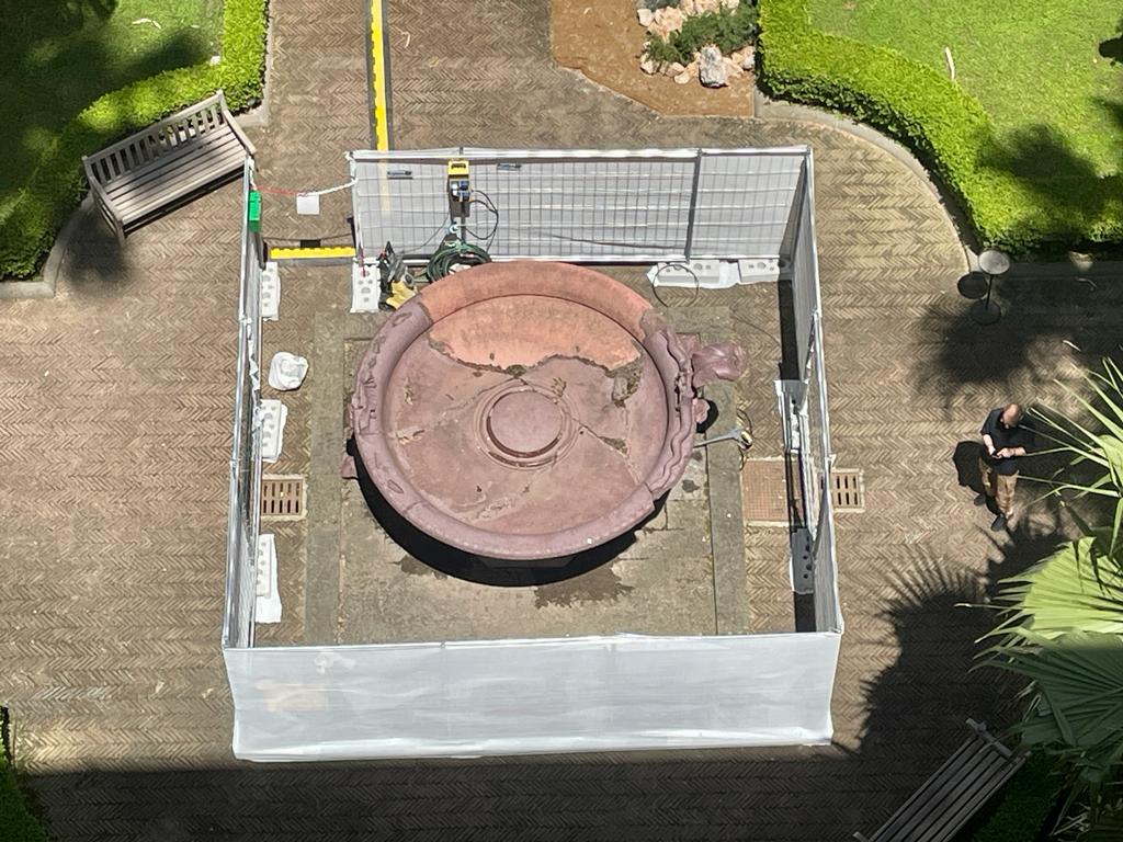 napoli_mann_fontana-in-porfido-rosso_cantiere-restauro_foto-mann