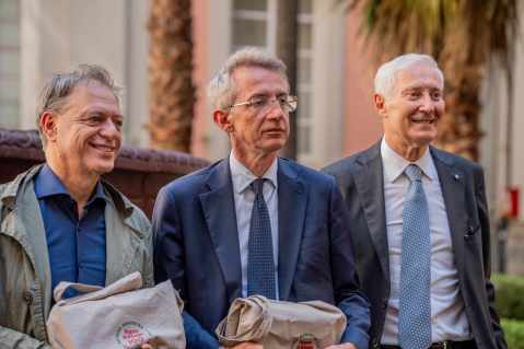 napoli_mann_fontana-in-porfido-rosso_consegna-dopo-restauri_giulierini-manfredi-rigoni_rigoni asiago 6_foto-mann