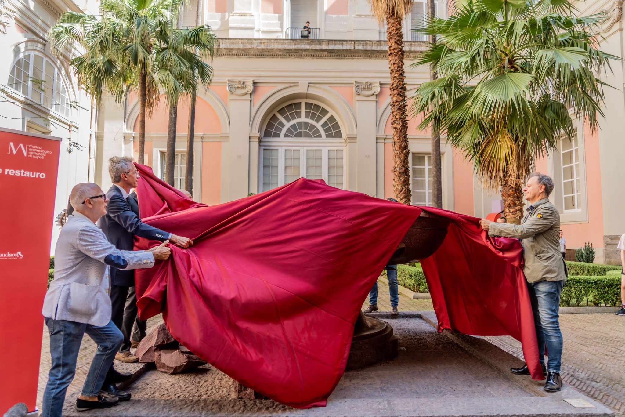 napoli_mann_fontana-in-porfido-rosso_resturata_svelamento_rigoni asiago 6_foto-mann