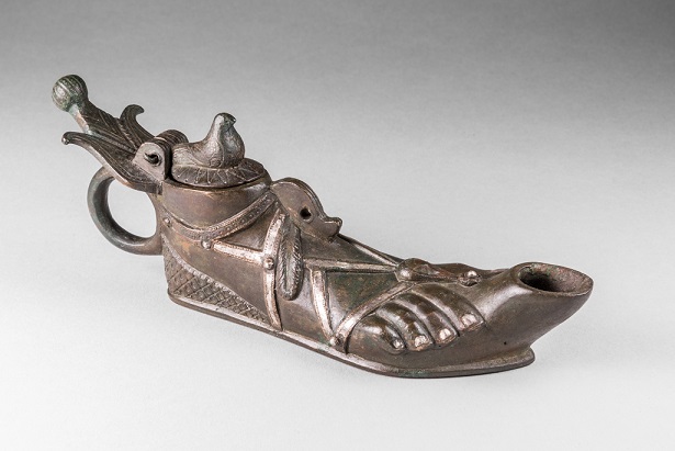 roma_capitolini_villa-caffarelli_mostra-nuova-luce-da-pompei-a-roma_lucerna a forma di piede_foto-roma-capitale