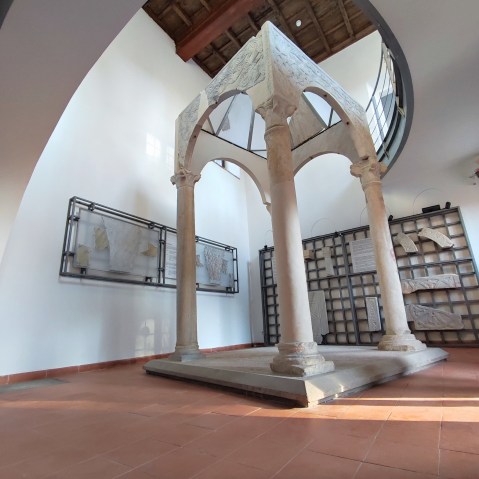 roma_ssabap_complesso-sant-ippolito_ciborio-in-marmo_foto-ssabap-roma