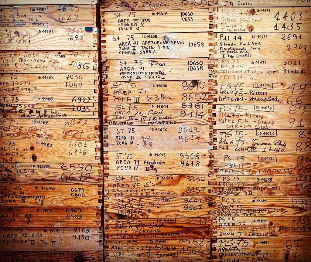 sibari_archeologico_progetto-abacadabra_cassettine-dismesse-accatastate-nei-magazzini_2_foto-parco-sibari