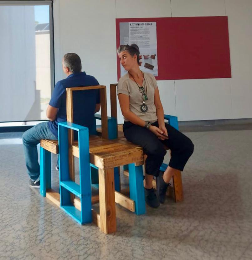 sibari_archeologico_progetto-abacadabra_sedute-artistiche-con-cassettine-riciclate_1_foto-parco-sibari