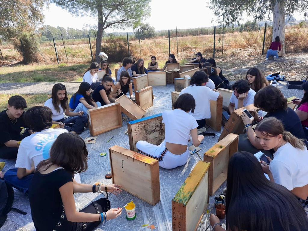 sibari_archeologico_progetto-abacadabra_studenti-al-lavoro-con-le-cassettine_foto-parco-sibari