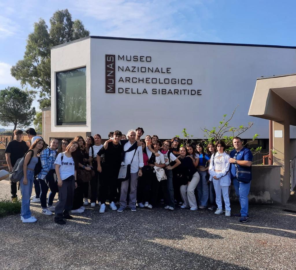 sibari_archeologico_progetto-abacadabra_studenti-davanti-al-museo_foto-parco-sibari