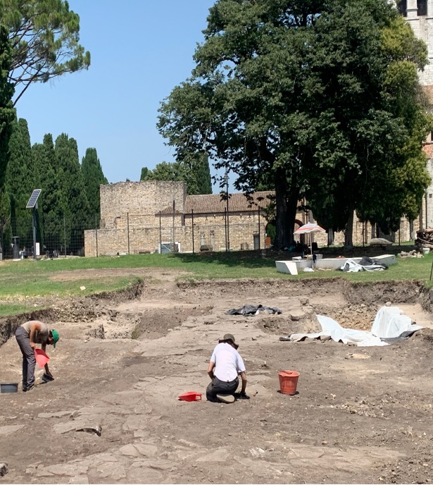 aquileia_fondo-pasqualis_scavi-univr_lastricato-nuovo-edificio_foto-univr-fondazione-aquileia