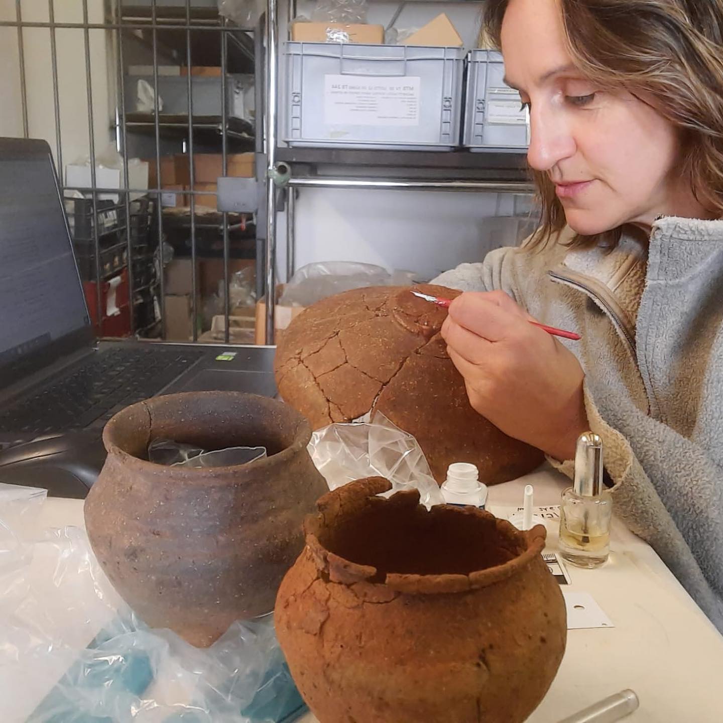 montebelluna_museo_depositi_veronica-groppo-al-lavoro_foto-museo-montebelluna