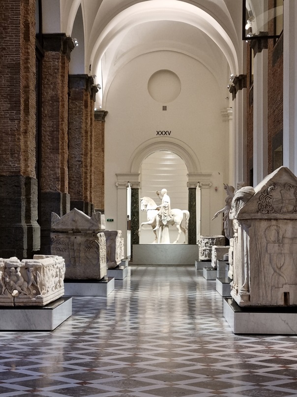 napoli_mann_sezione-campania-romana_porticato-chiuso-da-statua-equestre-marco-nonio-balbo_foto-graziano-tavan