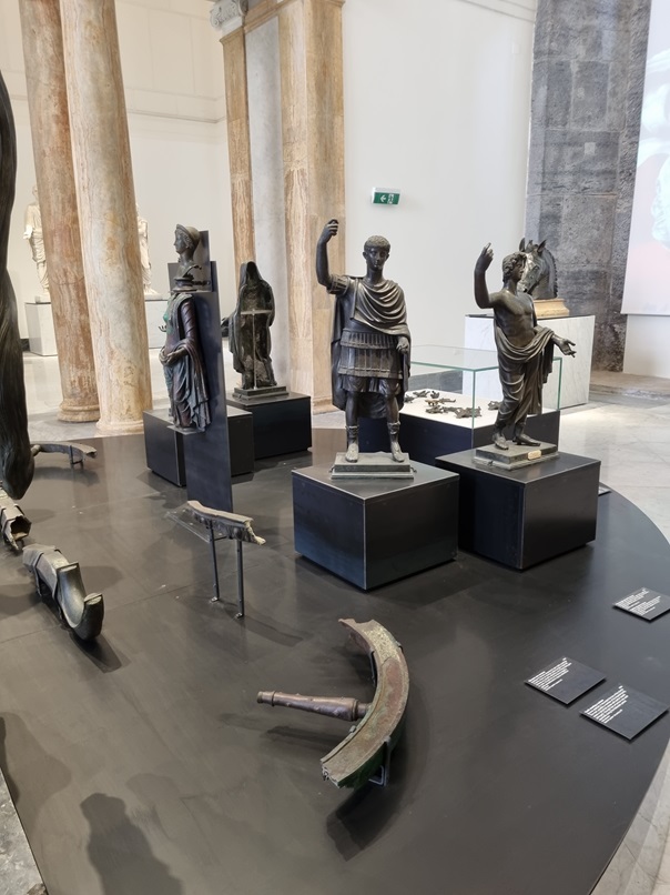 napoli_mann_sezione-campania-romana_quadriga-di-ercolano_applique-carro-e-frammenti_foto-graziano-tavan