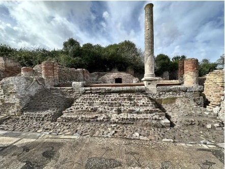 ostia-antica_parco_serapeum_scalinata-del-podio_dopo-il-restauro_foto-parco-ostia-antica