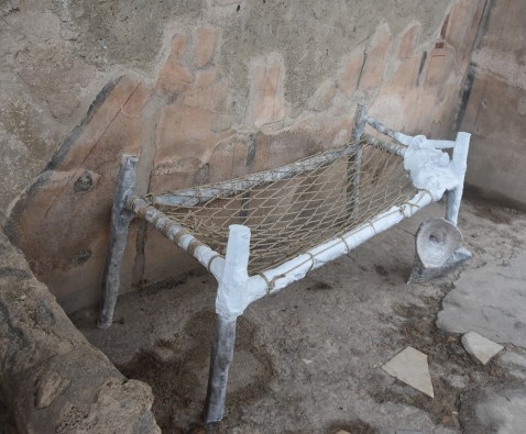 pompei_Bottega su via della abbondanza_ricostruzione branda-letto da civita giuliana_dettaglio_foto-parco-archeologico-pompei
