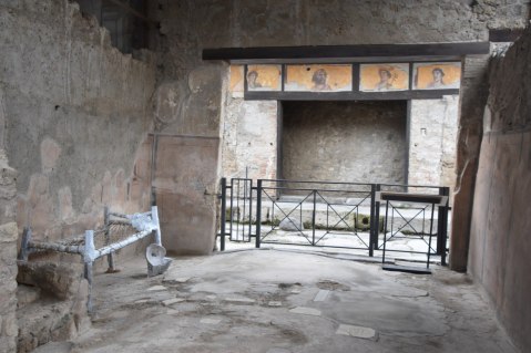 pompei_Bottega su via della abbondanza_ricostruzione branda-letto da civita giuliana_foto-parco-archeologico-pompei